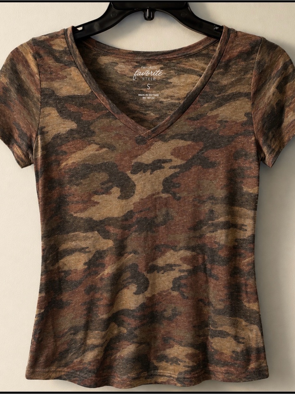Rue 21 Camo V-Neck T-Shirt Size Small